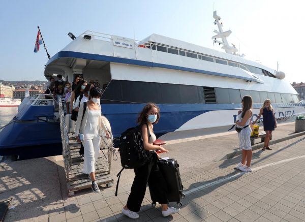 Turisti s Raba i Paga stižu u Rijeku Jadrolinijinim katamaranom Adriana