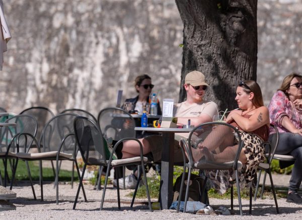 arolika slika sa zadarske rive, s jedne strane turisti i kupa?i, s druge bageri