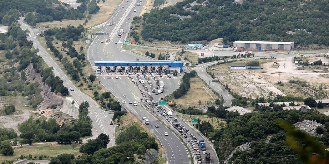 Kolone vozila na naplatnim kućicama na Kikovici i na autocesti A6 Rijeka-Zagreb Kolone vozila na naplatnim kućicama na Kikovici i na autocesti A6 Rijeka-Zagreb