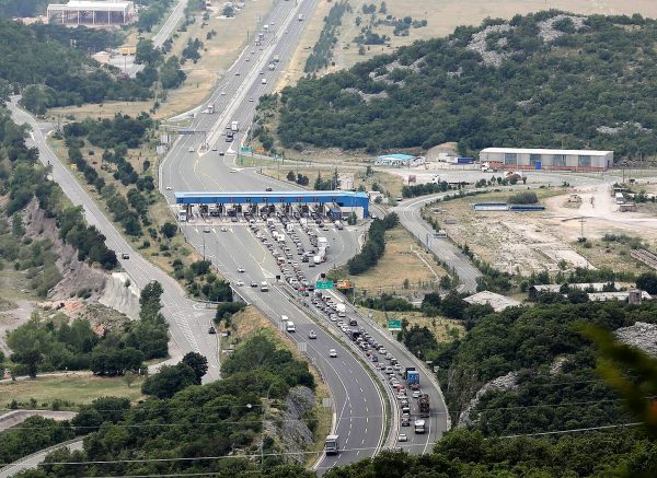 Kolone vozila na naplatnim kućicama na Kikovici i na autocesti A6 Rijeka-Zagreb