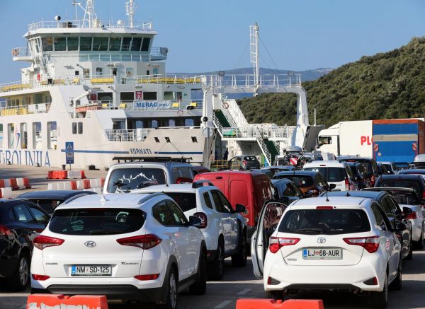 Krk: Gužva u trajektnoj luci Valbiska