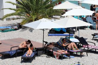 Plaža u Medveji prepuna je kupača Plaža u Medveji prepuna je kupača