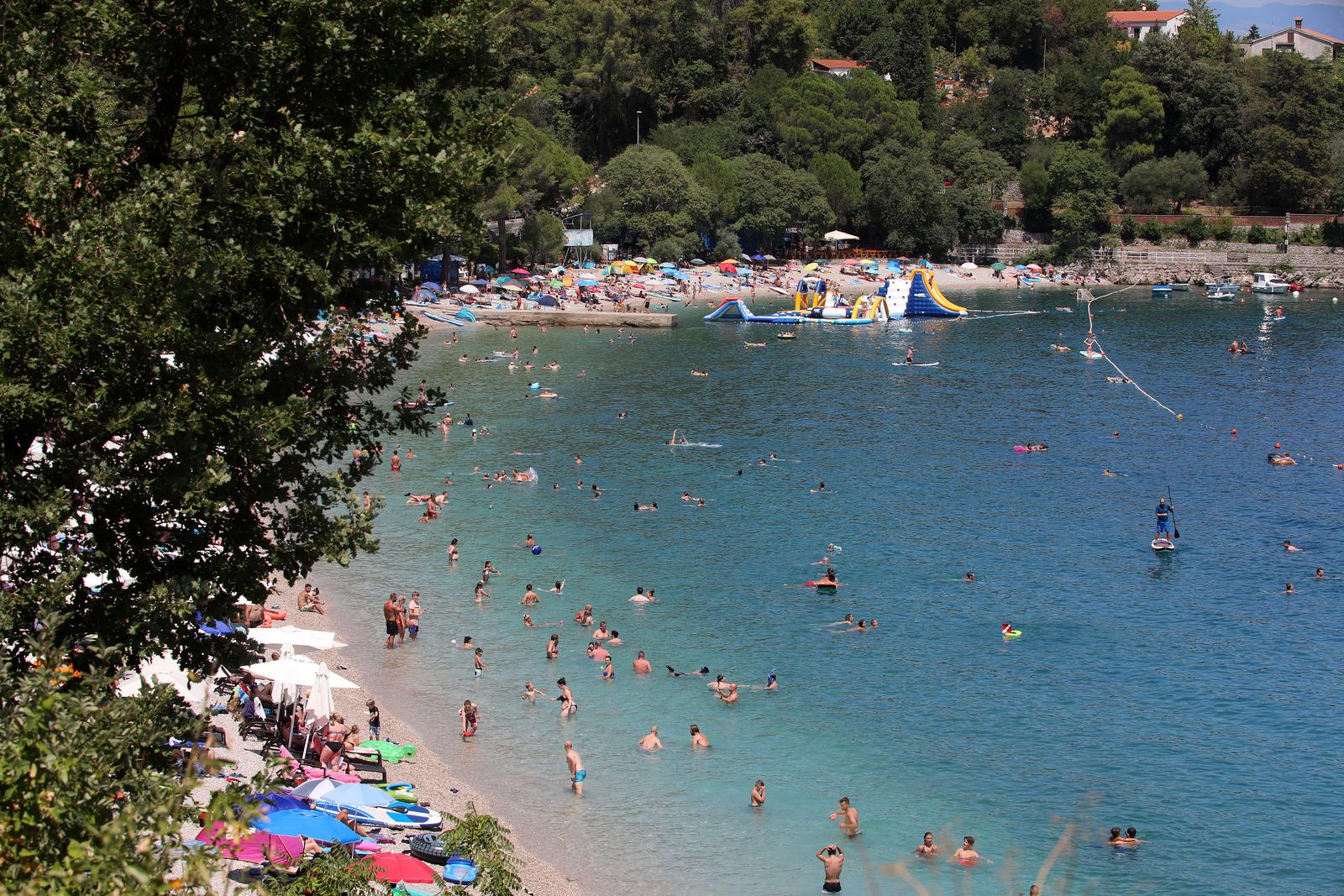 Plaža u Medveji prepuna je kupača Plaža u Medveji prepuna je kupača