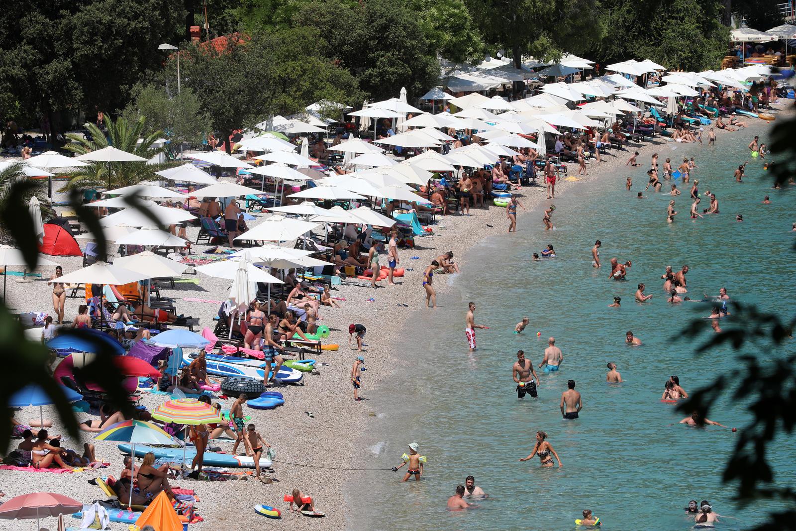 Plaža u Medveji prepuna je kupača Plaža u Medveji prepuna je kupača