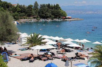 Plaža u Medveji prepuna je kupača Plaža u Medveji prepuna je kupača