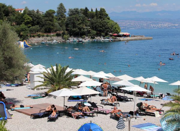 Plaža u Medveji prepuna je kupača
