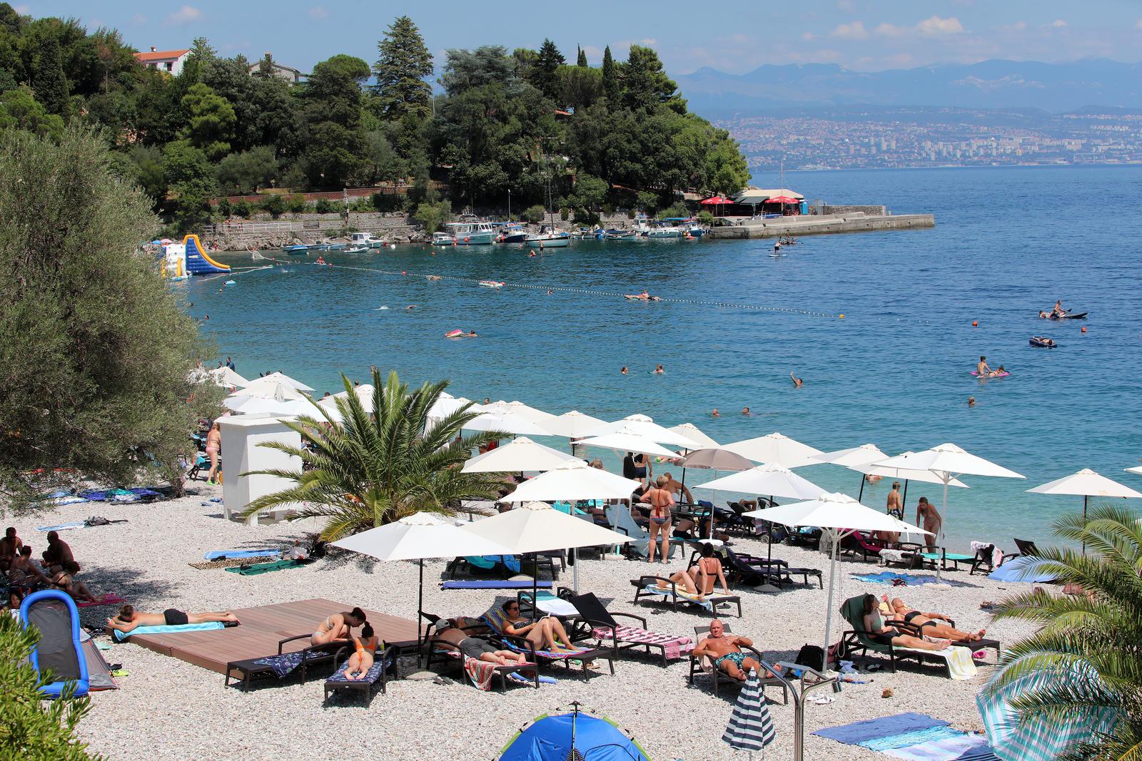 Plaža u Medveji prepuna je kupača Plaža u Medveji prepuna je kupača