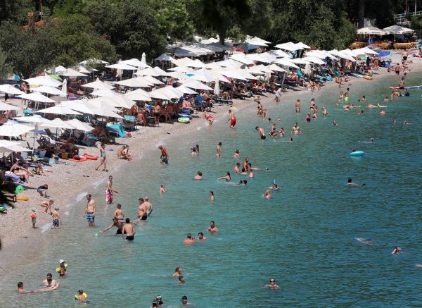 Plaža u Medveji prepuna je kupača