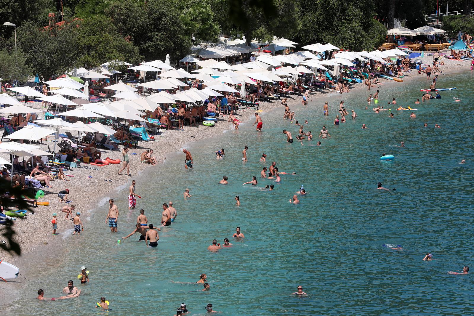 Plaža u Medveji prepuna je kupača Plaža u Medveji prepuna je kupača