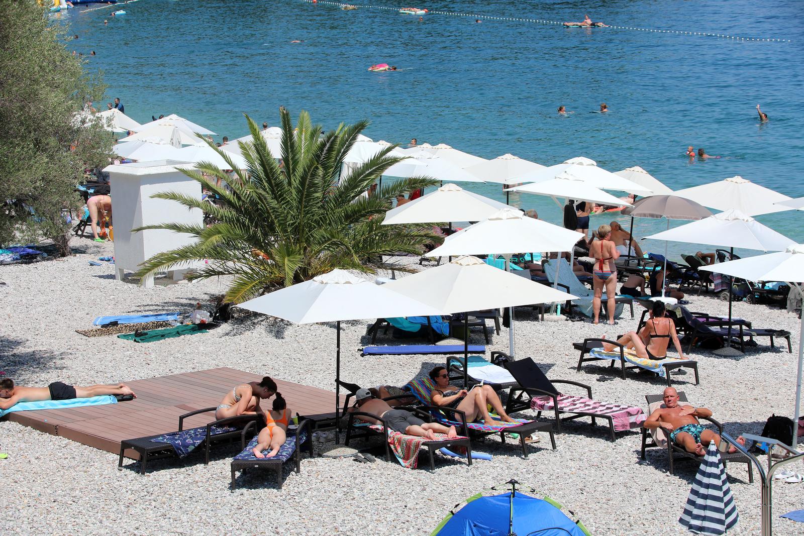 Plaža u Medveji prepuna je kupača Plaža u Medveji prepuna je kupača