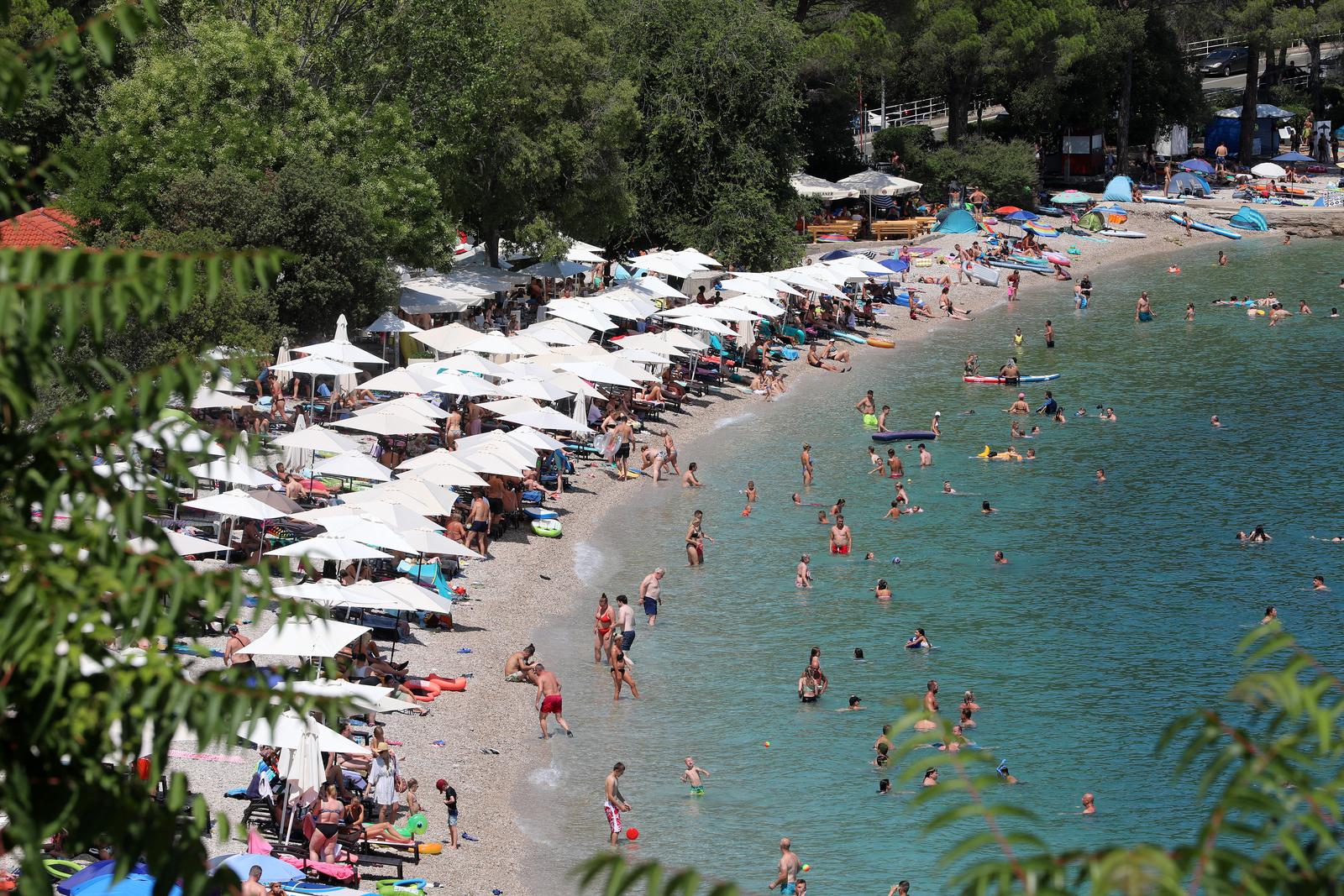 Plaža u Medveji prepuna je kupača Plaža u Medveji prepuna je kupača