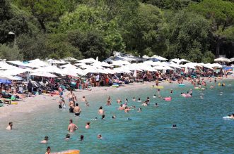 Plaža u Medveji prepuna je kupača Plaža u Medveji prepuna je kupača