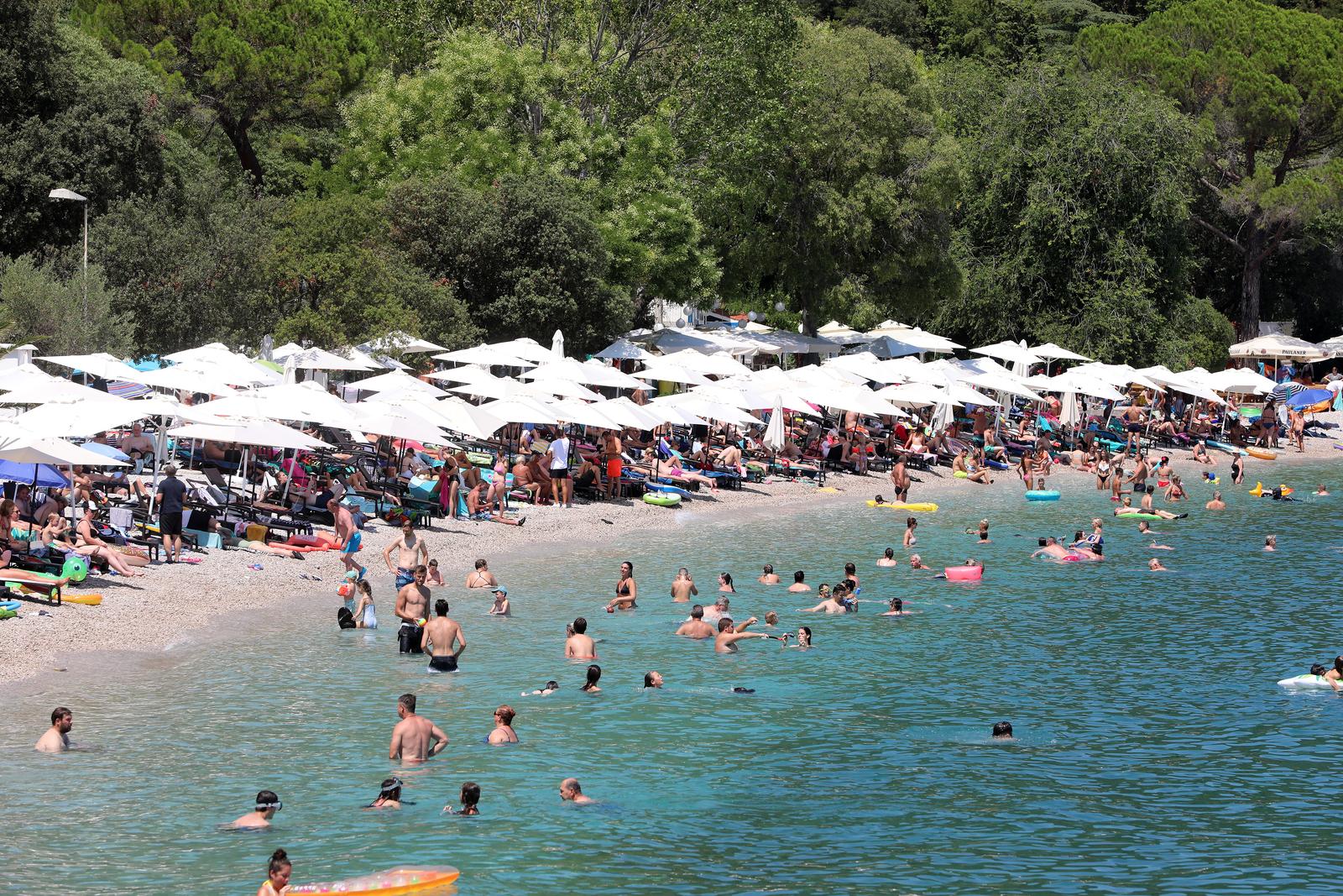 Plaža u Medveji prepuna je kupača Plaža u Medveji prepuna je kupača