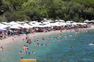 Plaža u Medveji prepuna je kupača Plaža u Medveji prepuna je kupača