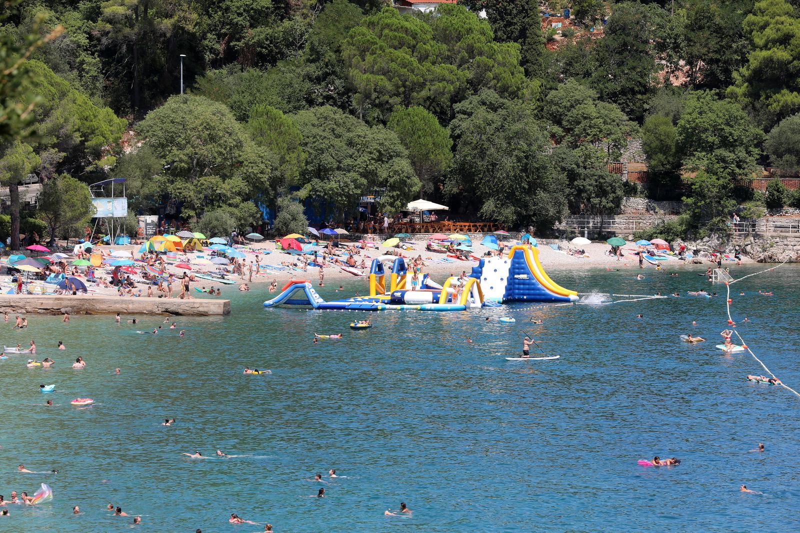 Plaža u Medveji prepuna je kupača Plaža u Medveji prepuna je kupača