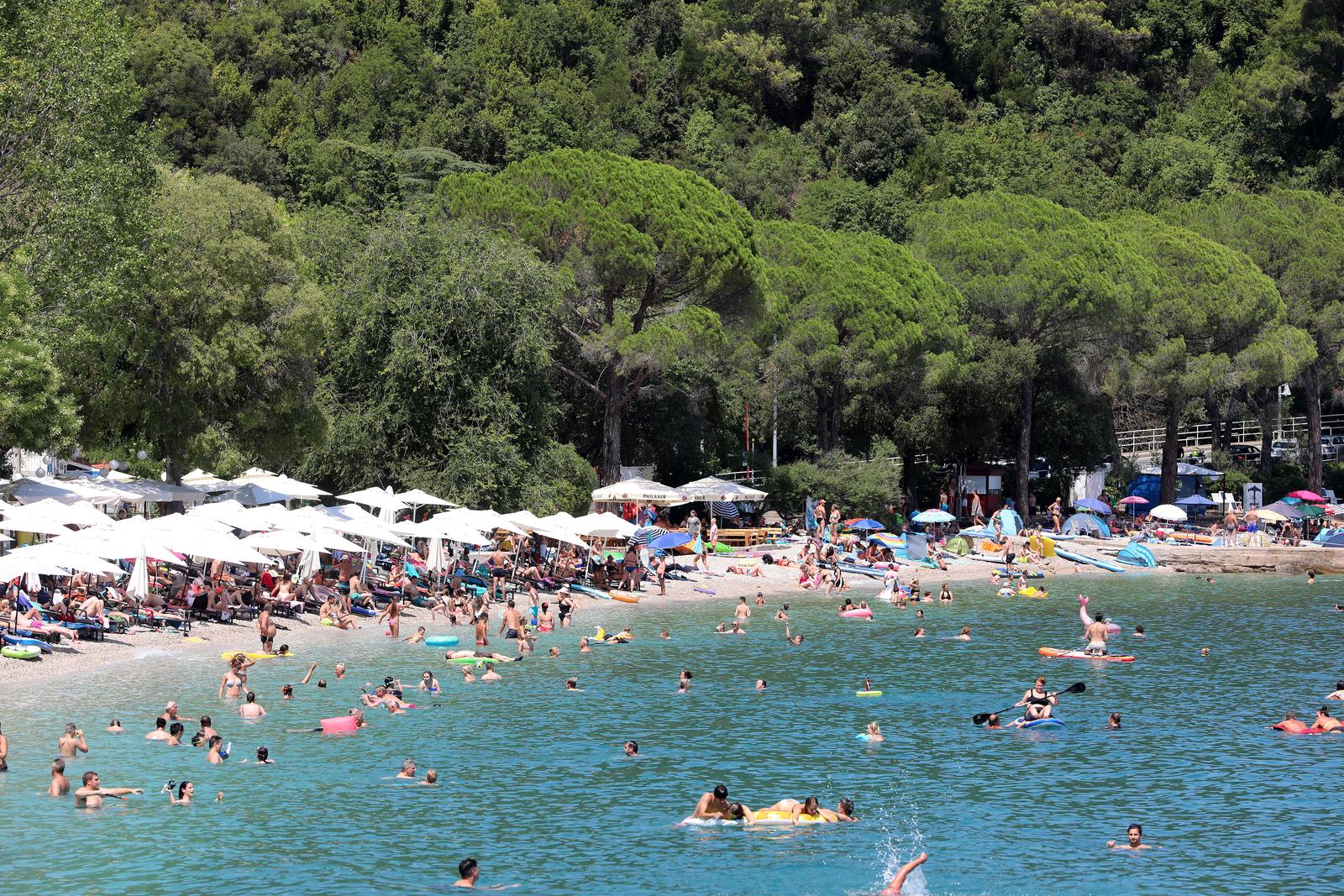 Plaža u Medveji prepuna je kupača Plaža u Medveji prepuna je kupača