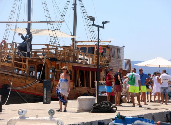 Brojni domaći i strani turisti godišnji odmor provode u Selcu