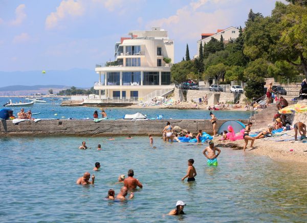 Brojni domaći i strani turisti godišnji odmor provode u Selcu