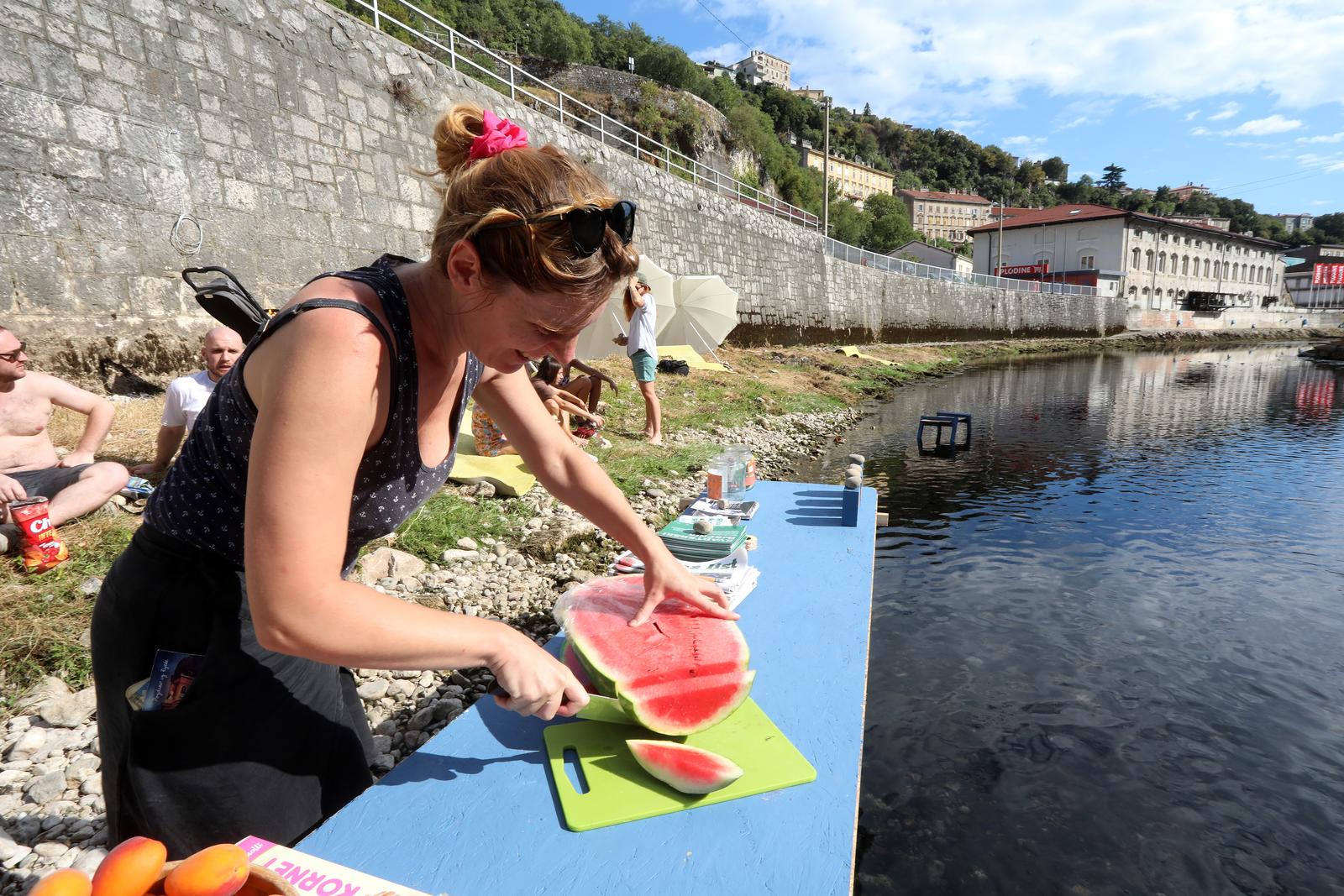 Rijeka: Otvoreno je privremeno jednodnevno kupalište i sunčalište “Plaža na Rječini”