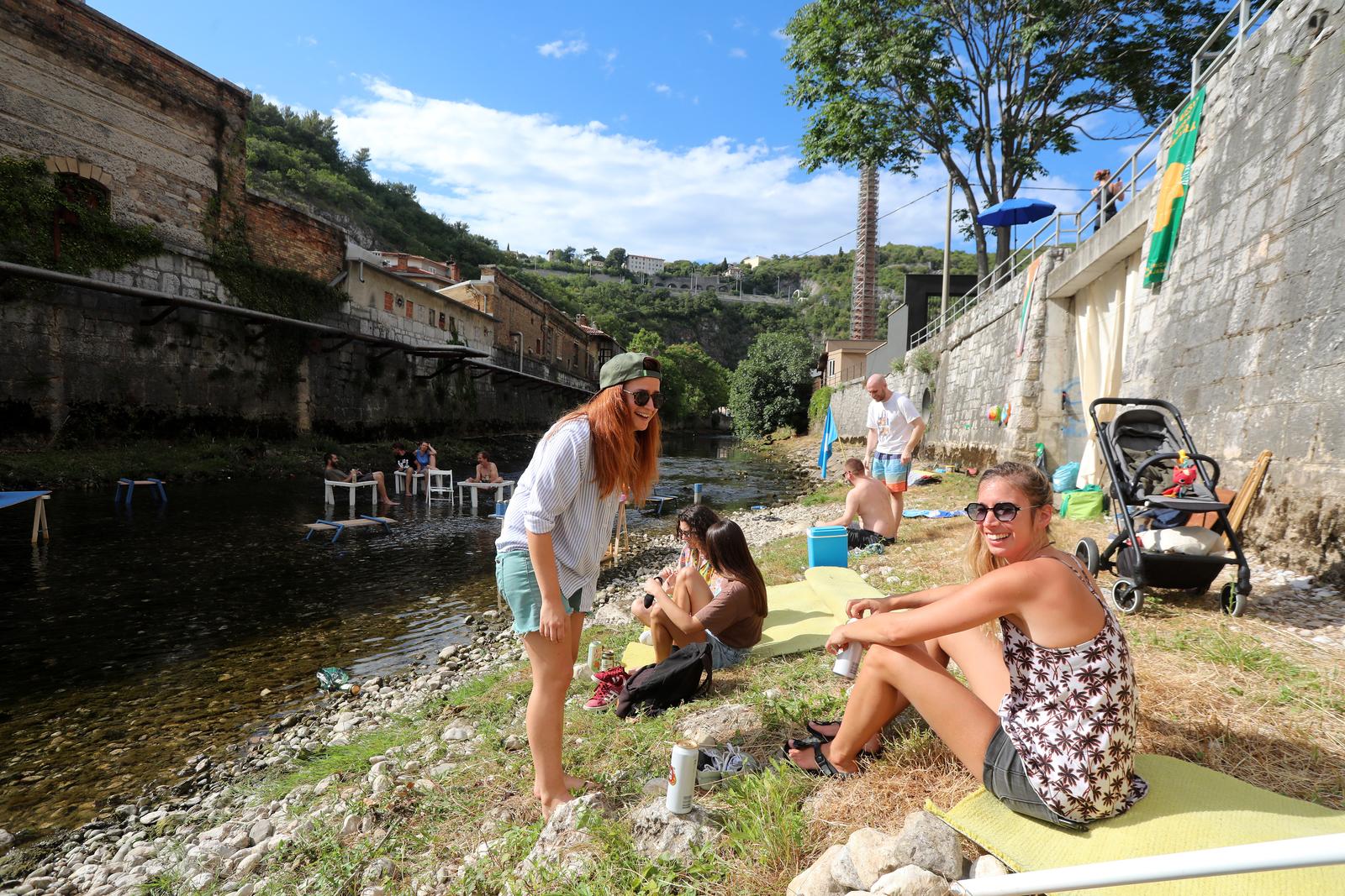 Rijeka: Otvoreno je privremeno jednodnevno kupalište i sunčalište “Plaža na Rječini”