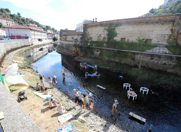 Rijeka: Otvoreno je privremeno jednodnevno kupalište i sunčalište “Plaža na Rječini”