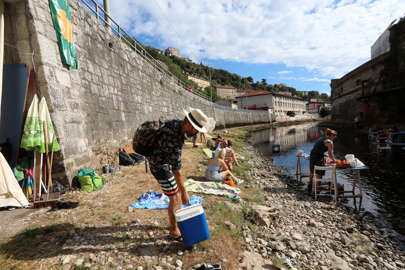 Rijeka: Otvoreno je privremeno jednodnevno kupalište i sunčalište “Plaža na Rječini”