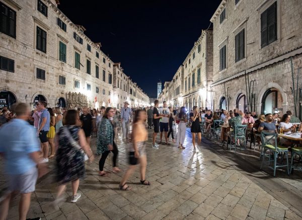 Dubrovnik: Pun Stradun turista i u večernjim satima