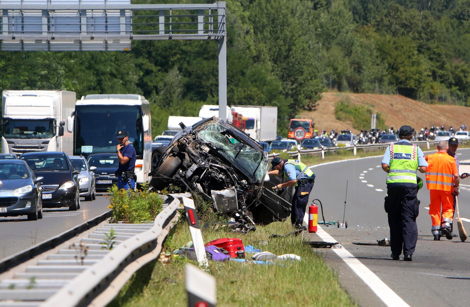 U prometnoj nesreći na autocesti A1 poginula jedna osoba, više ih je ozlijeđeno U prometnoj nesreći na autocesti A1 poginula jedna osoba, više ih je ozlijeđeno