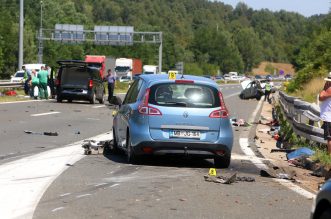 U prometnoj nesreći na autocesti A1 poginula jedna osoba, više ih je ozlijeđeno U prometnoj nesreći na autocesti A1 poginula jedna osoba, više ih je ozlijeđeno