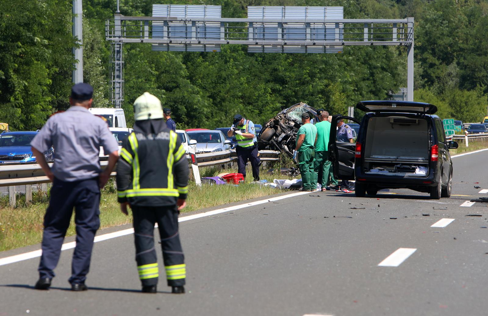 U prometnoj nesreći na autocesti A1 poginula jedna osoba, više ih je ozlijeđeno U prometnoj nesreći na autocesti A1 poginula jedna osoba, više ih je ozlijeđeno