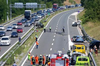 U prometnoj nesreći na autocesti A1 poginula jedna osoba, više ih je ozlijeđeno U prometnoj nesreći na autocesti A1 poginula jedna osoba, više ih je ozlijeđeno