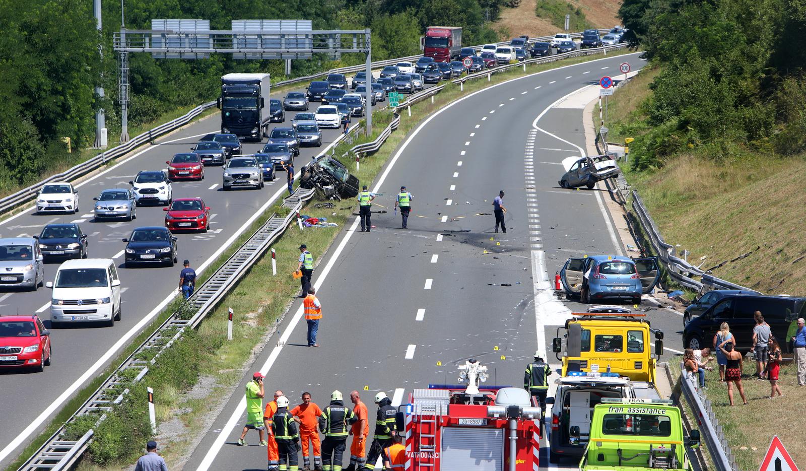 U prometnoj nesreći na autocesti A1 poginula jedna osoba, više ih je ozlijeđeno U prometnoj nesreći na autocesti A1 poginula jedna osoba, više ih je ozlijeđeno