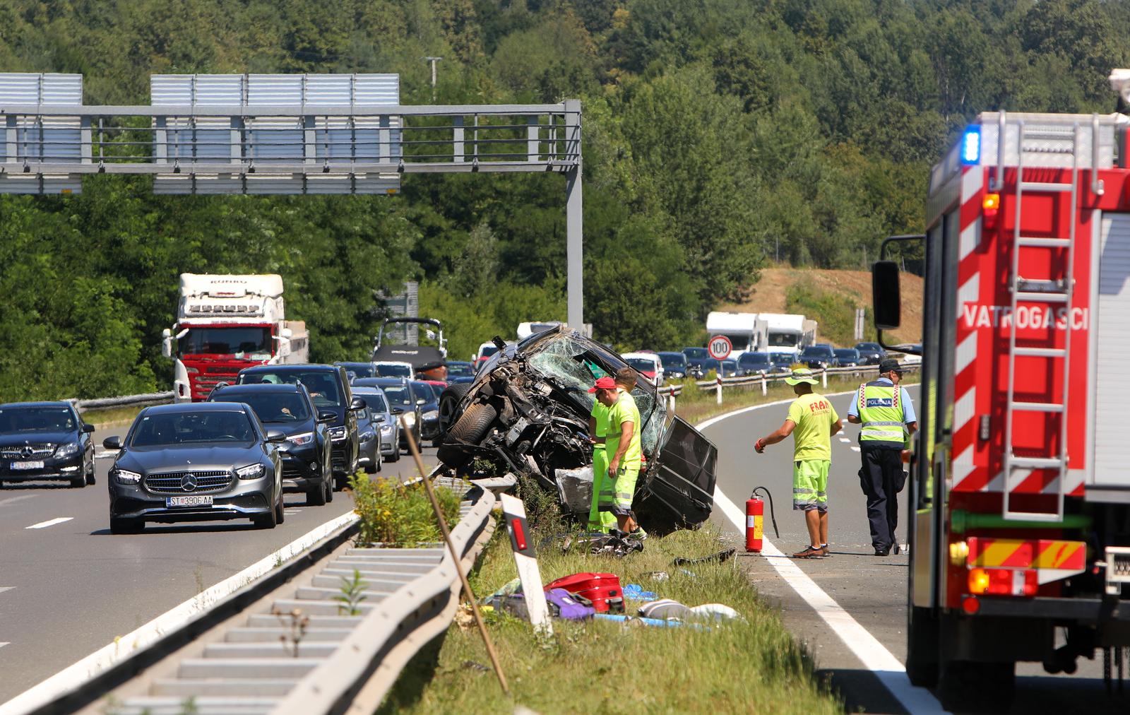 U prometnoj nesreći na autocesti A1 poginula jedna osoba, više ih je ozlijeđeno U prometnoj nesreći na autocesti A1 poginula jedna osoba, više ih je ozlijeđeno
