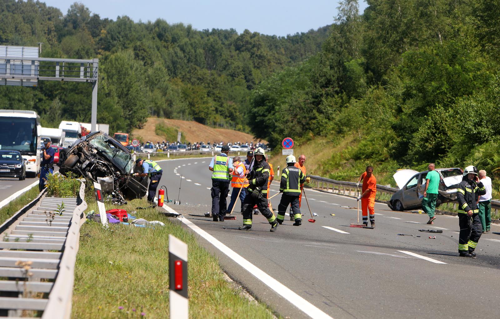 U prometnoj nesreći na autocesti A1 poginula jedna osoba, više ih je ozlijeđeno U prometnoj nesreći na autocesti A1 poginula jedna osoba, više ih je ozlijeđeno