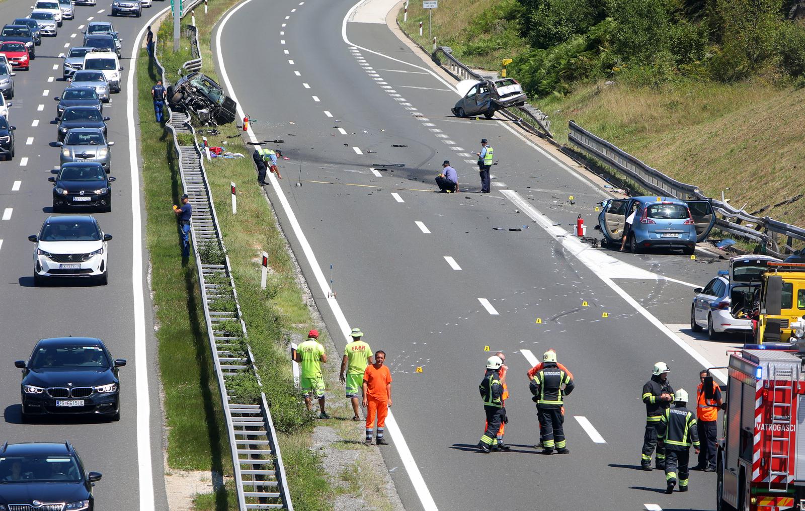 U prometnoj nesreći na autocesti A1 poginula jedna osoba, više ih je ozlijeđeno U prometnoj nesreći na autocesti A1 poginula jedna osoba, više ih je ozlijeđeno