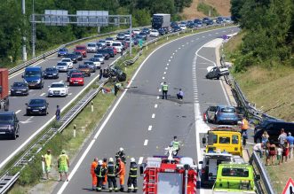 U prometnoj nesreći na autocesti A1 poginula jedna osoba, više ih je ozlijeđeno U prometnoj nesreći na autocesti A1 poginula jedna osoba, više ih je ozlijeđeno