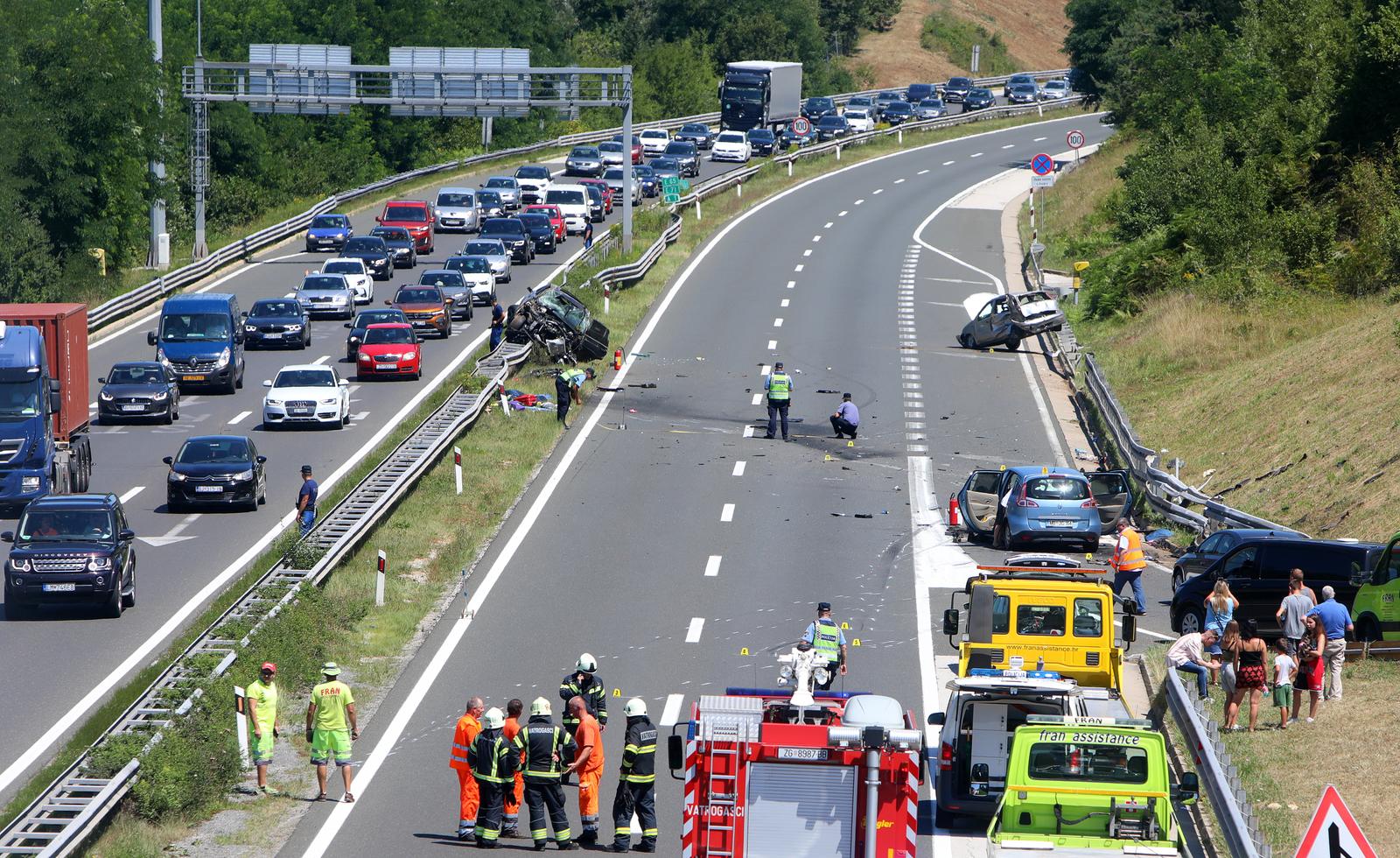 U prometnoj nesreći na autocesti A1 poginula jedna osoba, više ih je ozlijeđeno U prometnoj nesreći na autocesti A1 poginula jedna osoba, više ih je ozlijeđeno