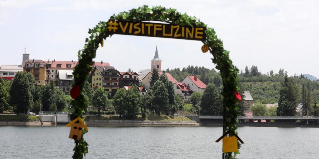 Fužine: Posjetitelji uživaju na jezeru Bajer Fužine: Posjetitelji uživaju na jezeru Bajer
