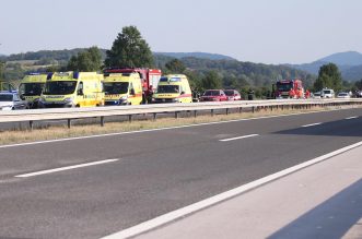 Teška nesreća na A4: Sletio autobus, više poginulih, veći broj teško ozlijeđenih Teška nesreća na A4: Sletio autobus, više poginulih, veći broj teško ozlijeđenih