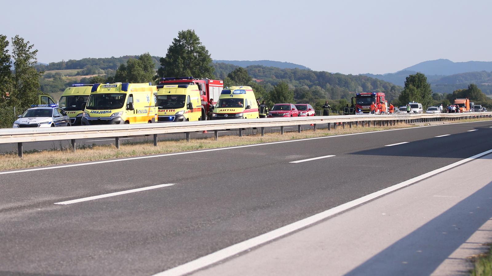 Teška nesreća na A4: Sletio autobus, više poginulih, veći broj teško ozlijeđenih Teška nesreća na A4: Sletio autobus, više poginulih, veći broj teško ozlijeđenih