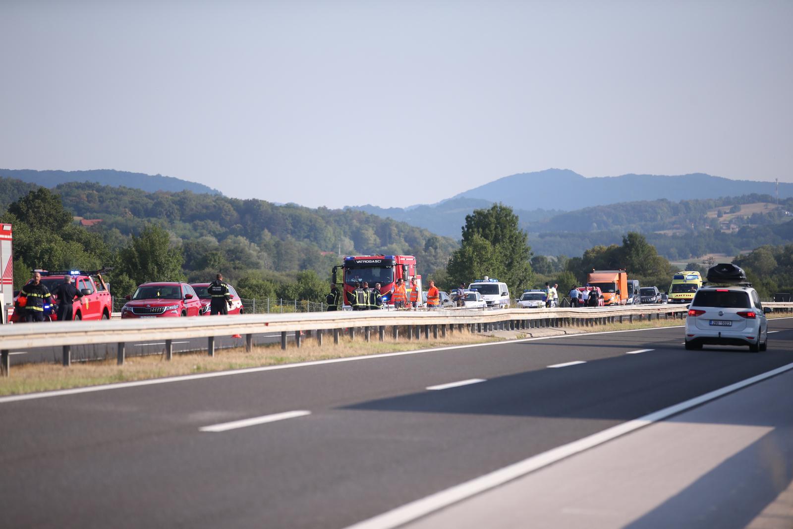 Teška nesreća na A4: Sletio autobus, više poginulih, veći broj teško ozlijeđenih Teška nesreća na A4: Sletio autobus, više poginulih, veći broj teško ozlijeđenih
