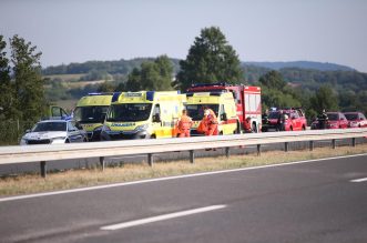 Teška nesreća na A4: Sletio autobus, više poginulih, veći broj teško ozlijeđenih Teška nesreća na A4: Sletio autobus, više poginulih, veći broj teško ozlijeđenih