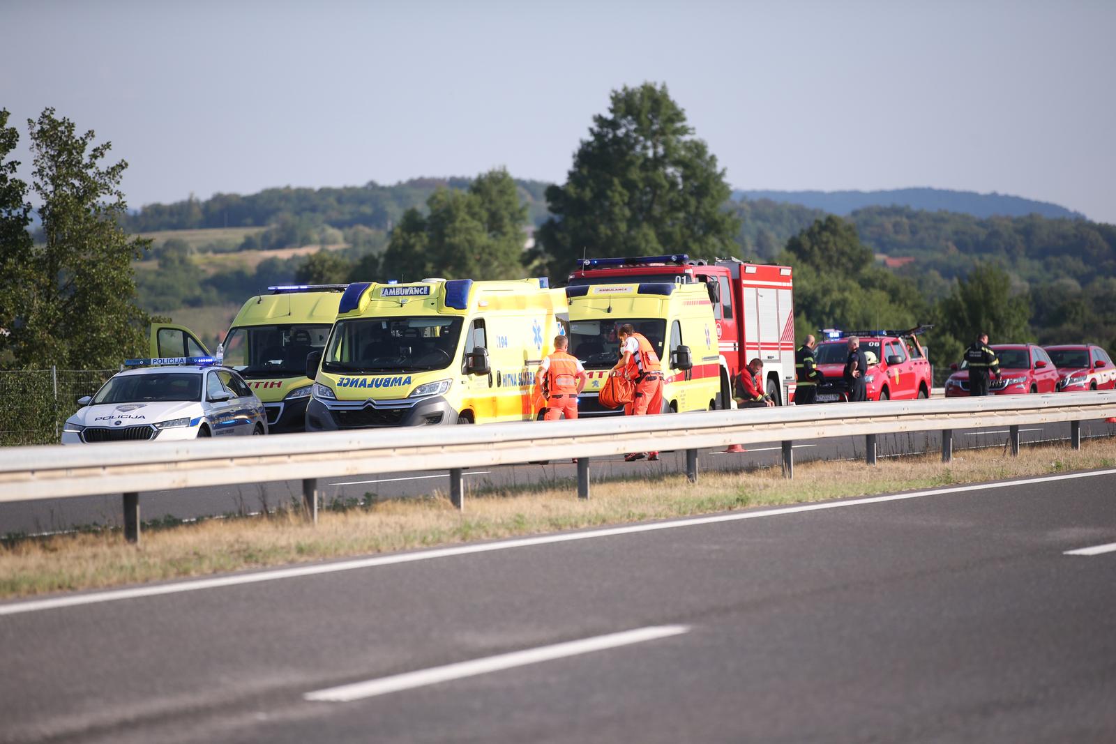 Teška nesreća na A4: Sletio autobus, više poginulih, veći broj teško ozlijeđenih Teška nesreća na A4: Sletio autobus, više poginulih, veći broj teško ozlijeđenih