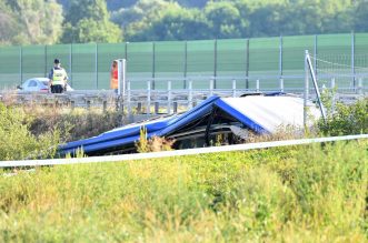 Teška nesreća na A4: Sletio autobus, više poginulih, veći broj teško ozlijeđenih Teška nesreća na A4: Sletio autobus, više poginulih, veći broj teško ozlijeđenih