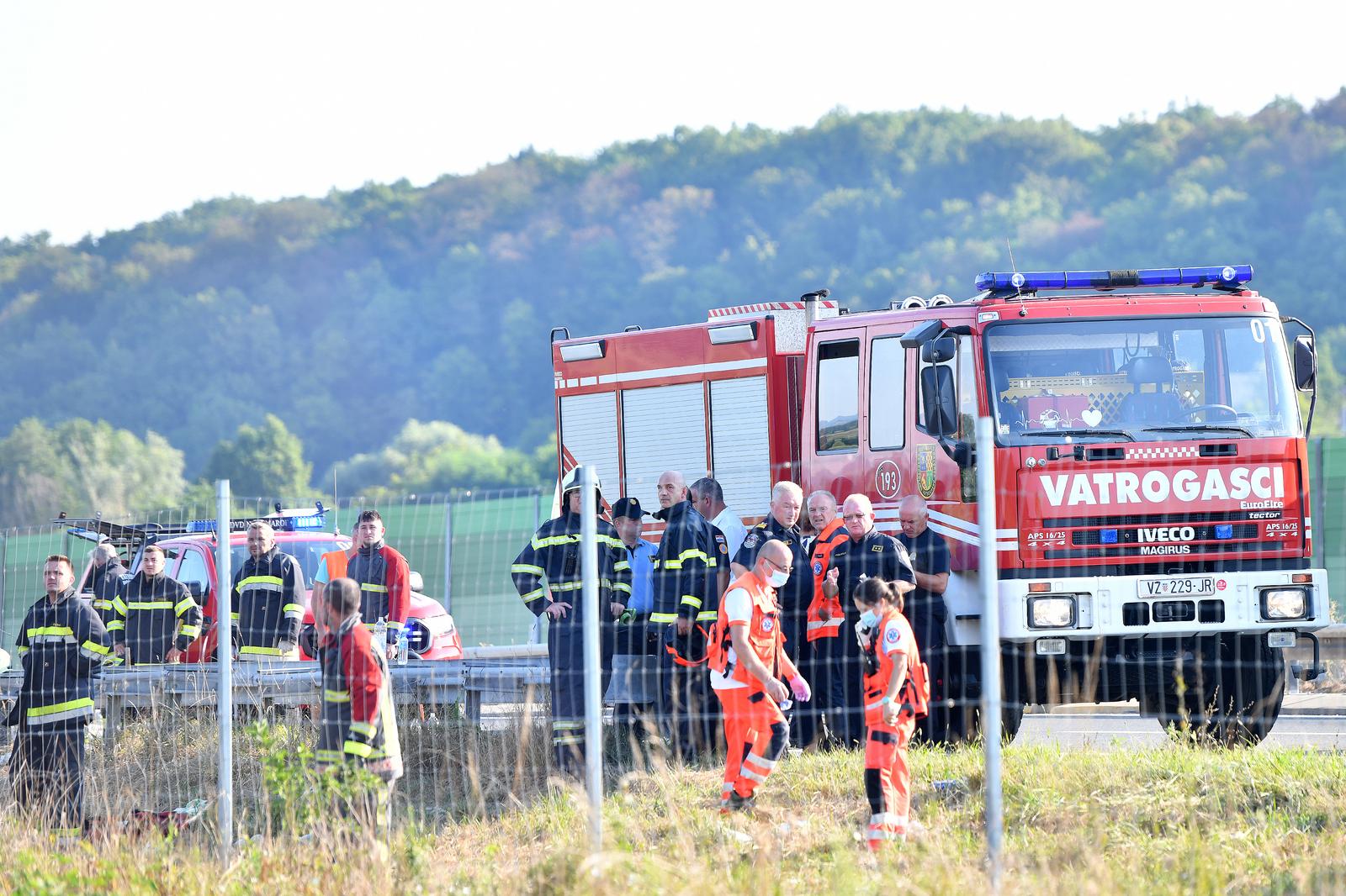 Teška nesreća na A4: Sletio autobus, više poginulih, veći broj teško ozlijeđenih Teška nesreća na A4: Sletio autobus, više poginulih, veći broj teško ozlijeđenih