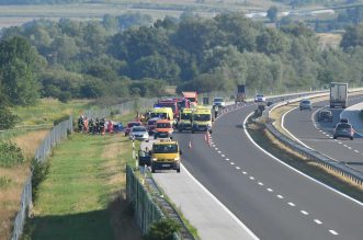 Teška nesreća na A4: Sletio autobus, više poginulih, veći broj teško ozlijeđenih Teška nesreća na A4: Sletio autobus, više poginulih, veći broj teško ozlijeđenih