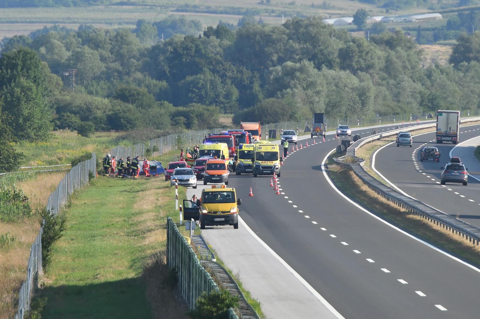 Teška nesreća na A4: Sletio autobus, više poginulih, veći broj teško ozlijeđenih Teška nesreća na A4: Sletio autobus, više poginulih, veći broj teško ozlijeđenih