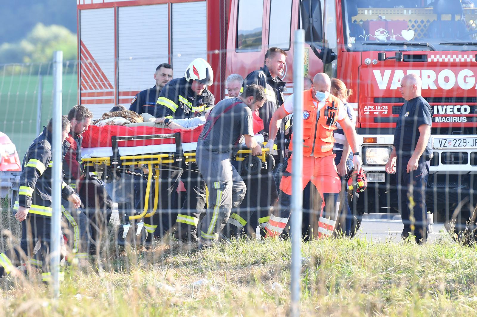 Teška nesreća na A4: Sletio autobus, hitna i policija odnose ranjene putnike Teška nesreća na A4: Sletio autobus, hitna i policija odnose ranjene putnike