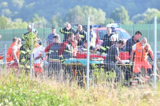 Teška nesreća na A4: Sletio autobus, hitna i policija odnose ranjene putnike Teška nesreća na A4: Sletio autobus, hitna i policija odnose ranjene putnike