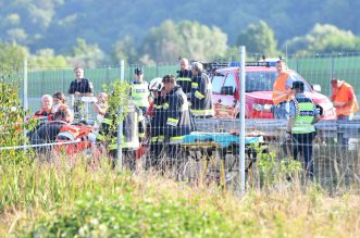 Teška nesreća na A4: Sletio autobus, hitna i policija odnose ranjene putnike Teška nesreća na A4: Sletio autobus, hitna i policija odnose ranjene putnike